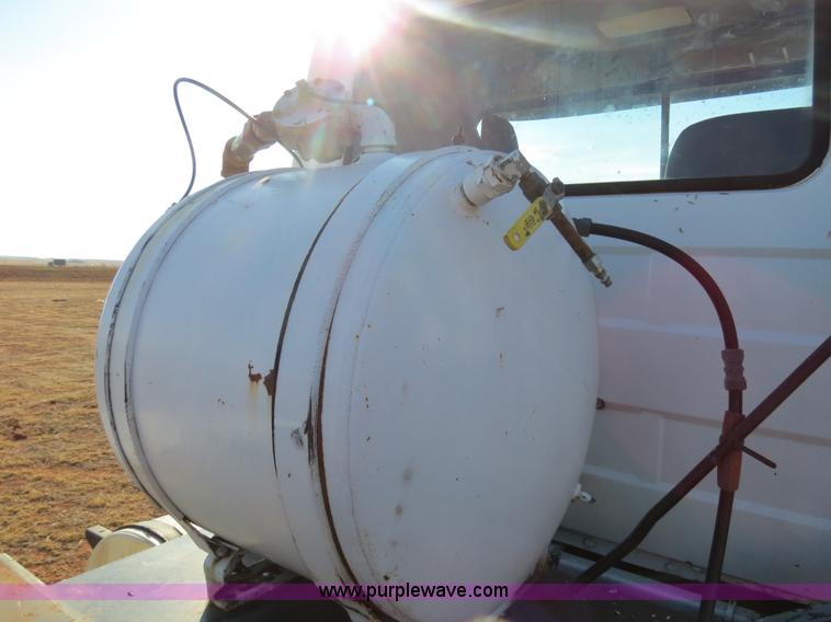 image for item B4545 1984 Mack R600 semi truck