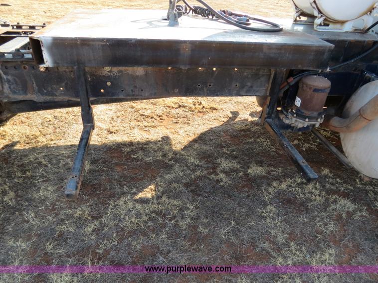 image for item B4545 1984 Mack R600 semi truck