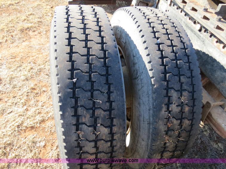 image for item B4545 1984 Mack R600 semi truck