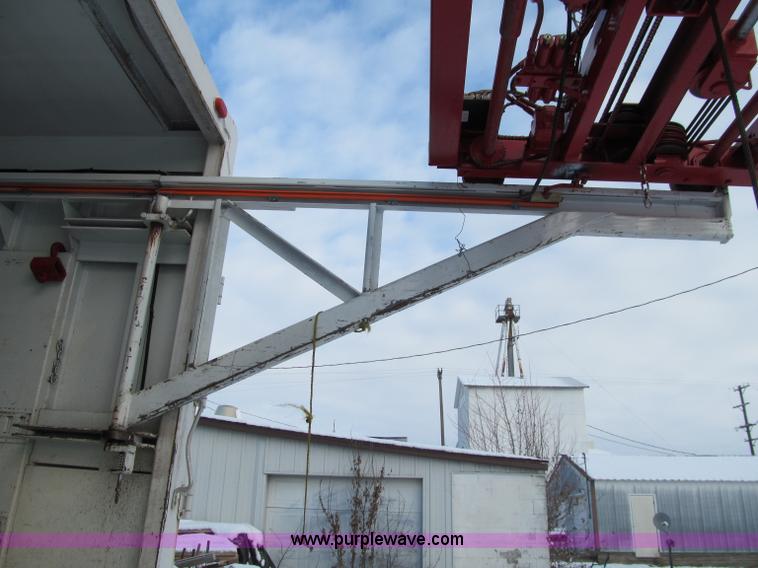 image for item D7017 2002 Wayne Cargomaster portable forklift system