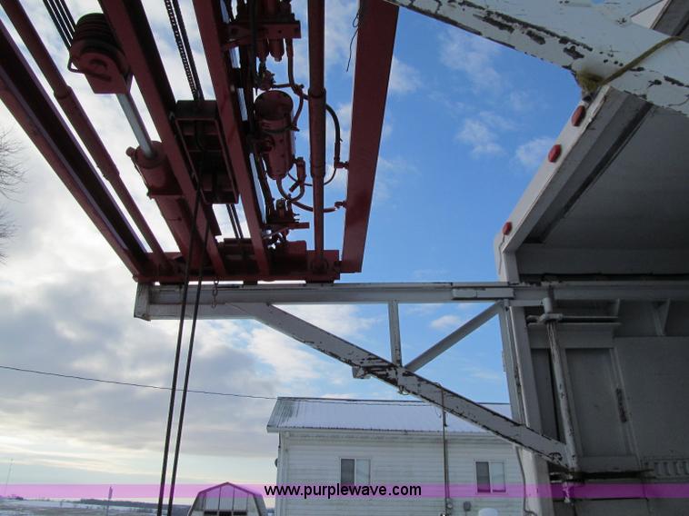 image for item D7017 2002 Wayne Cargomaster portable forklift system