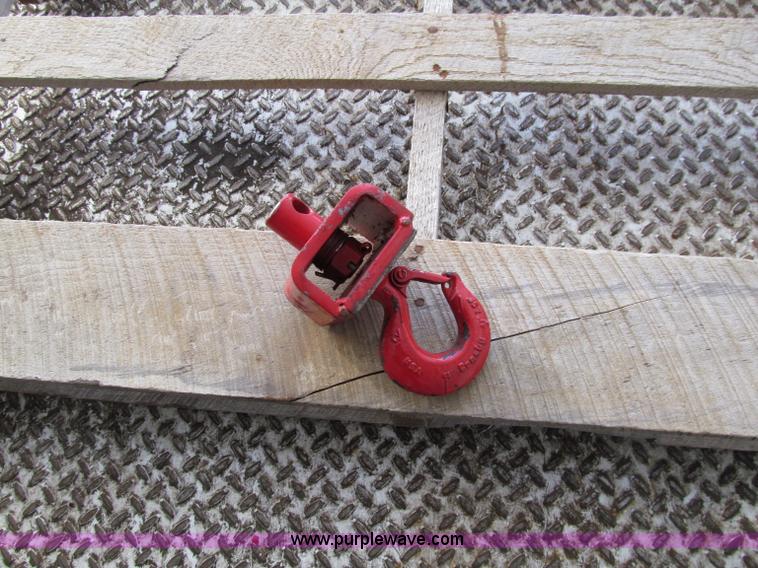 image for item D7017 2002 Wayne Cargomaster portable forklift system