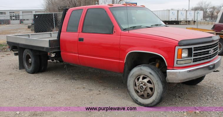 image for item E2800 1992 Chevrolet 3500 extended cab flatbed truck