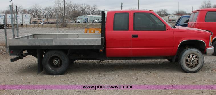 image for item E2800 1992 Chevrolet 3500 extended cab flatbed truck