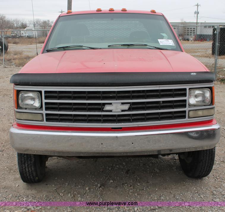 image for item E2800 1992 Chevrolet 3500 extended cab flatbed truck