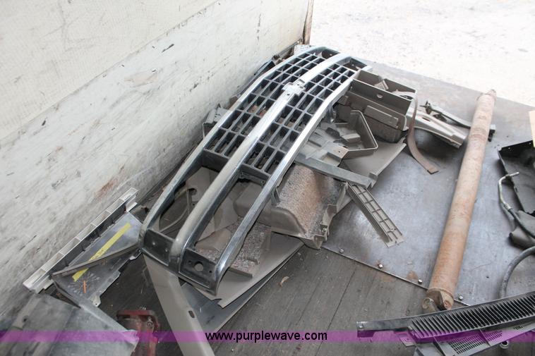 image for item E2800 1992 Chevrolet 3500 extended cab flatbed truck