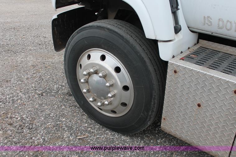 image for item E2802 1997 GMC C6500 box truck