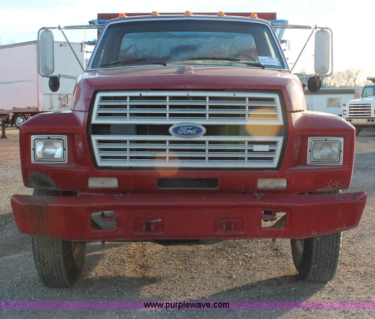 image for item E2804 1983 Ford F8000 lime spreader truck