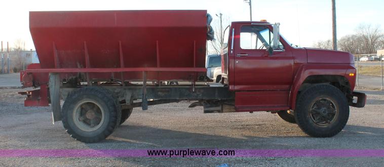 image for item E2804 1983 Ford F8000 lime spreader truck