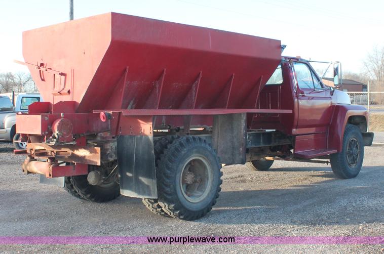 image for item E2804 1983 Ford F8000 lime spreader truck