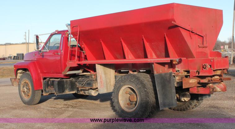 image for item E2804 1983 Ford F8000 lime spreader truck