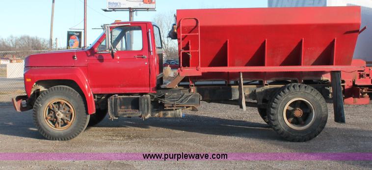 image for item E2804 1983 Ford F8000 lime spreader truck