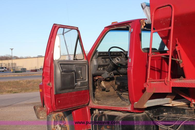image for item E2804 1983 Ford F8000 lime spreader truck
