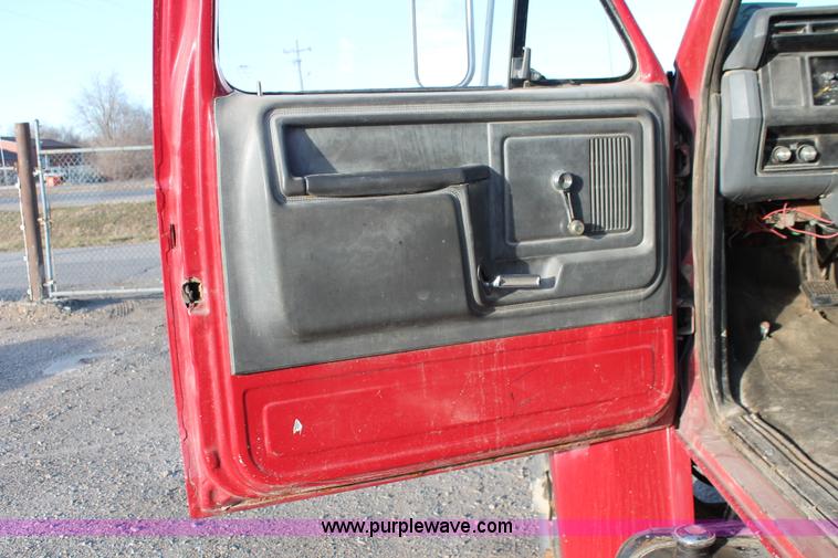 image for item E2804 1983 Ford F8000 lime spreader truck