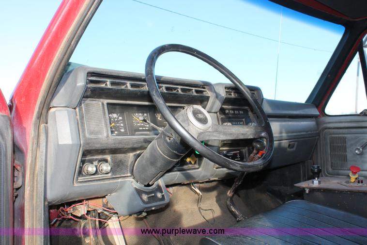 image for item E2804 1983 Ford F8000 lime spreader truck