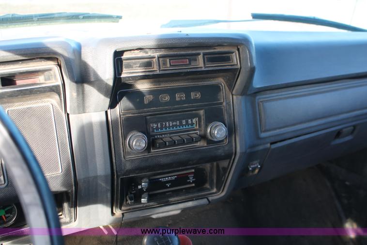 image for item E2804 1983 Ford F8000 lime spreader truck