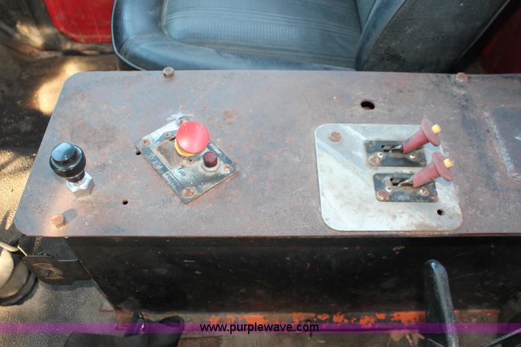 image for item E2804 1983 Ford F8000 lime spreader truck