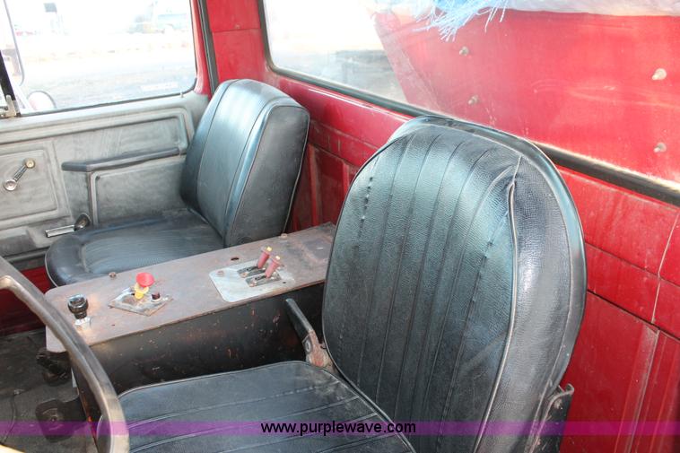 image for item E2804 1983 Ford F8000 lime spreader truck