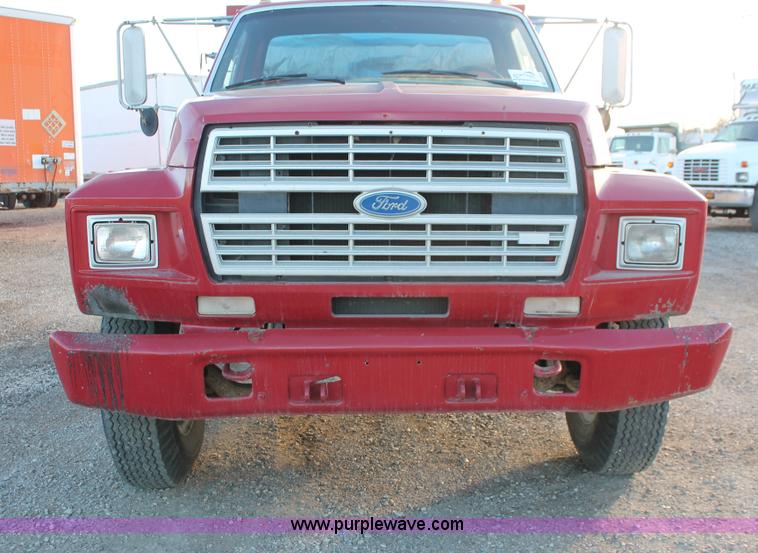 image for item E2804 1983 Ford F8000 lime spreader truck