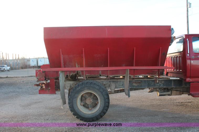 image for item E2804 1983 Ford F8000 lime spreader truck