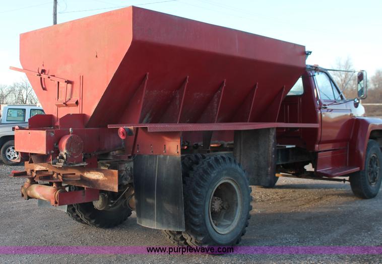 image for item E2804 1983 Ford F8000 lime spreader truck