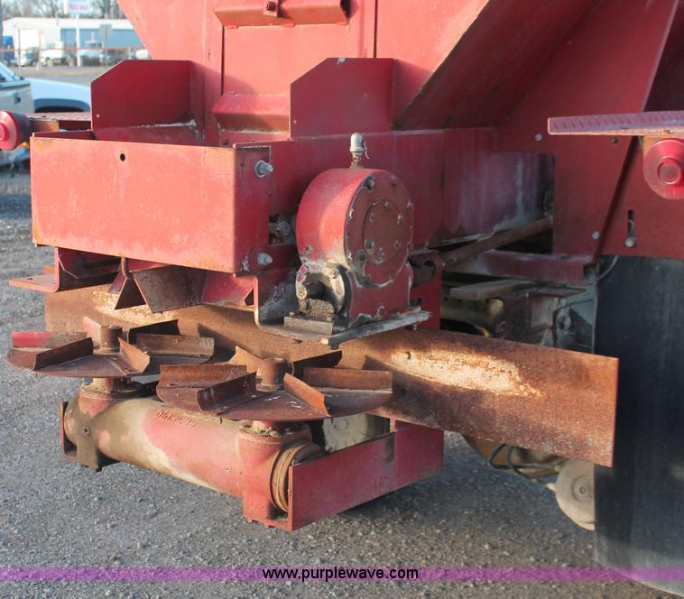 image for item E2804 1983 Ford F8000 lime spreader truck