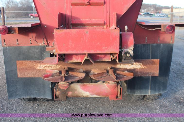 image for item E2804 1983 Ford F8000 lime spreader truck