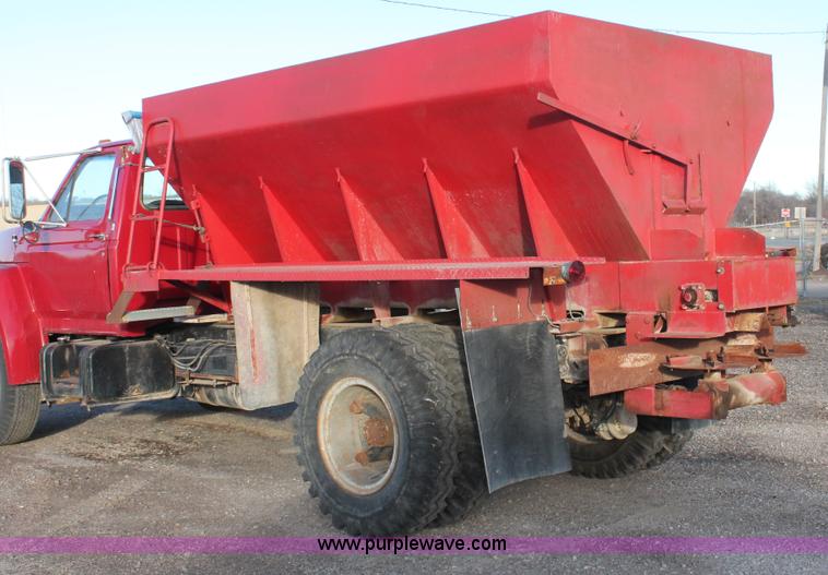 image for item E2804 1983 Ford F8000 lime spreader truck