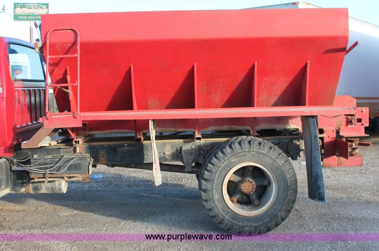 image for item E2804 1983 Ford F8000 lime spreader truck
