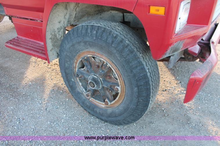 image for item E2804 1983 Ford F8000 lime spreader truck