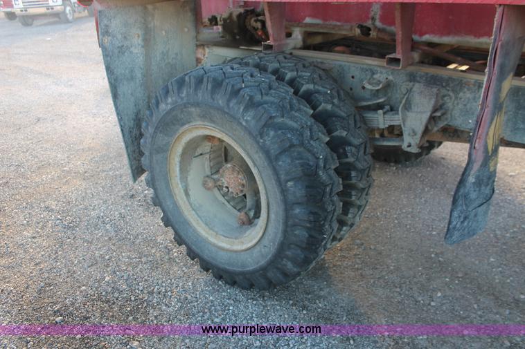 image for item E2804 1983 Ford F8000 lime spreader truck