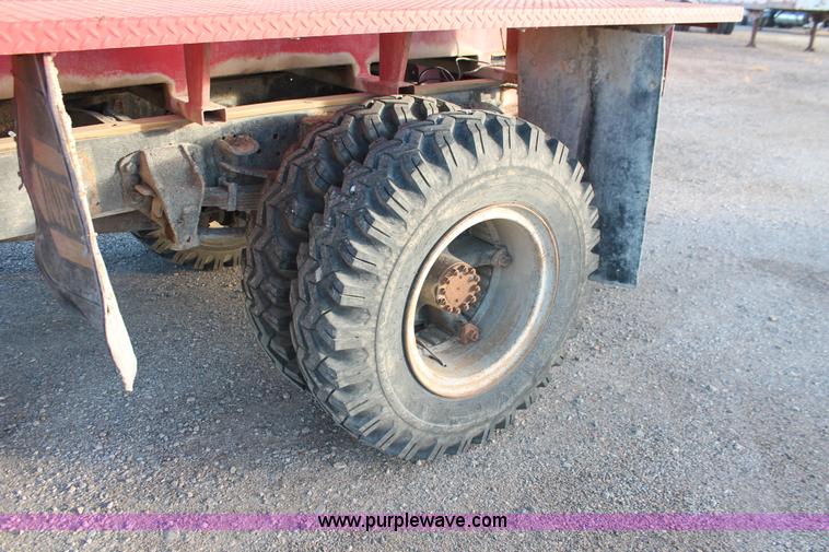 image for item E2804 1983 Ford F8000 lime spreader truck