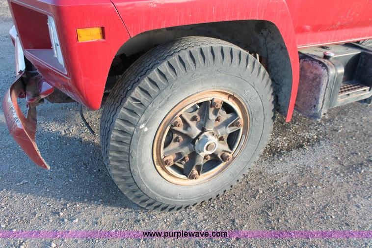 image for item E2804 1983 Ford F8000 lime spreader truck