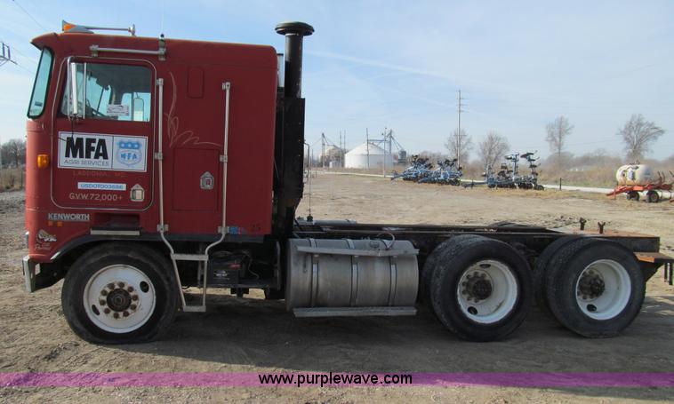 image for item E3583 1987 Kenworth semi truck