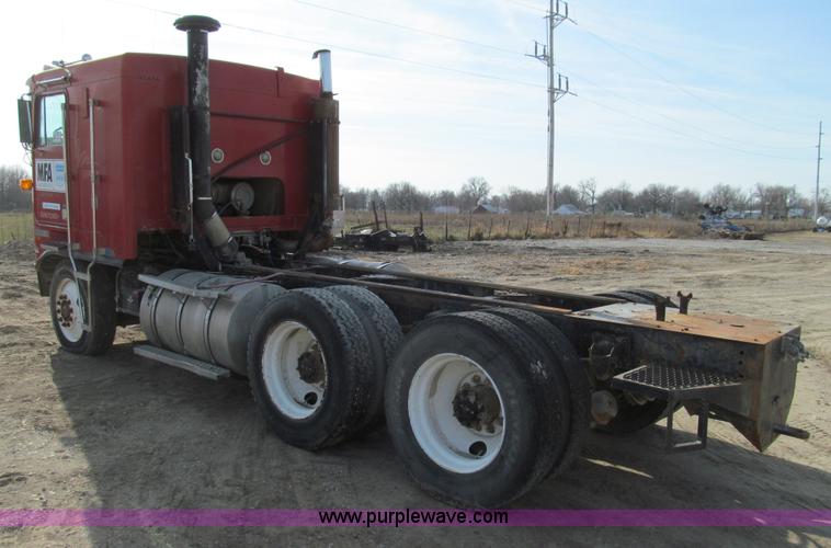 image for item E3583 1987 Kenworth semi truck