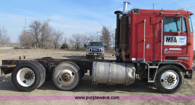 image for item E3583 1987 Kenworth semi truck