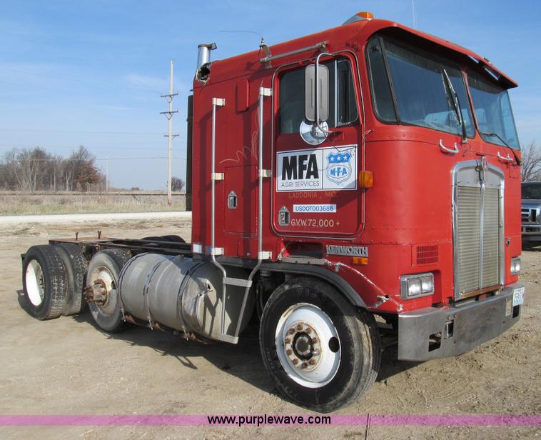 image for item E3583 1987 Kenworth semi truck