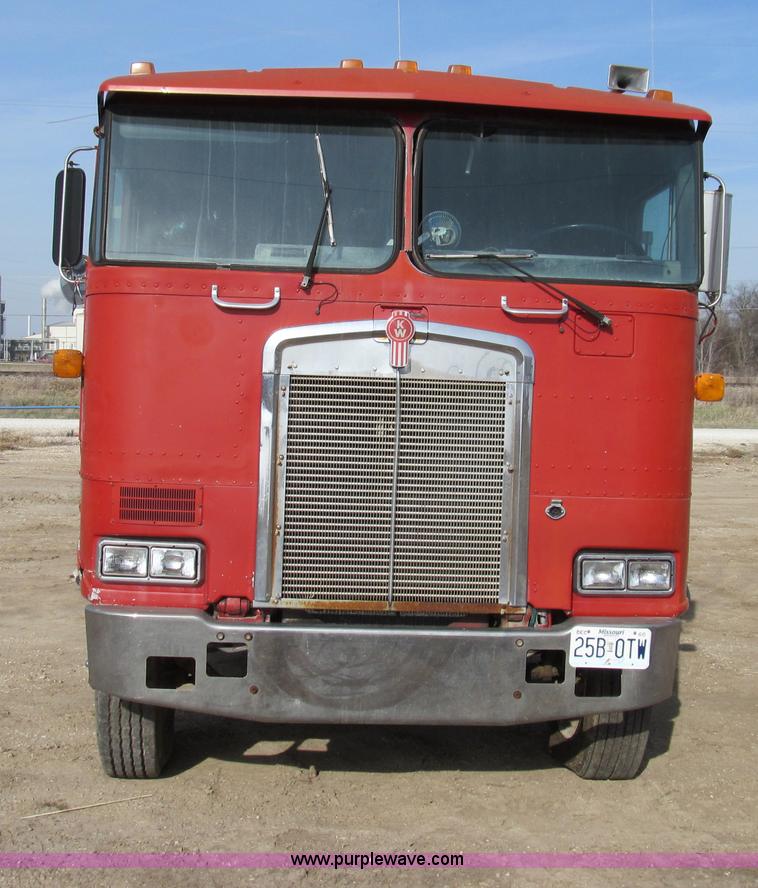 image for item E3583 1987 Kenworth semi truck