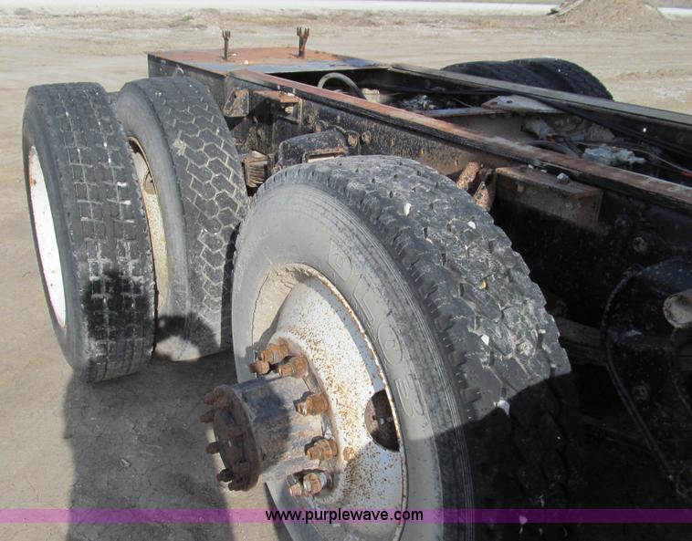 image for item E3583 1987 Kenworth semi truck