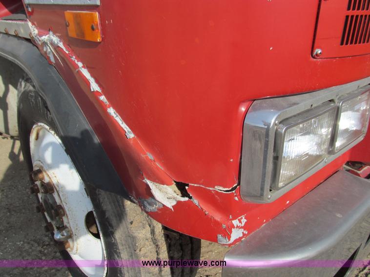 image for item E3583 1987 Kenworth semi truck