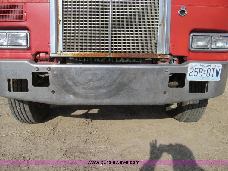 image for item E3583 1987 Kenworth semi truck