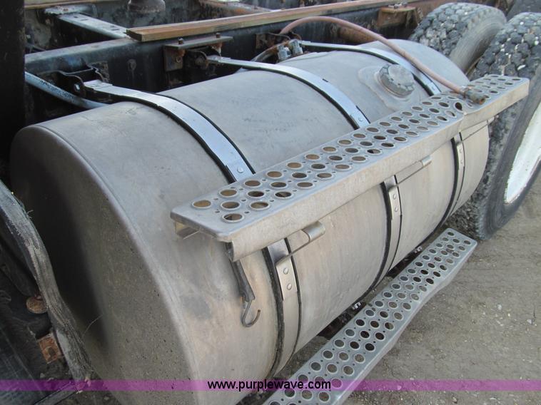 image for item E3583 1987 Kenworth semi truck