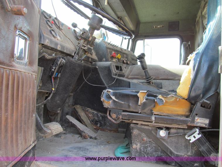 image for item E3583 1987 Kenworth semi truck