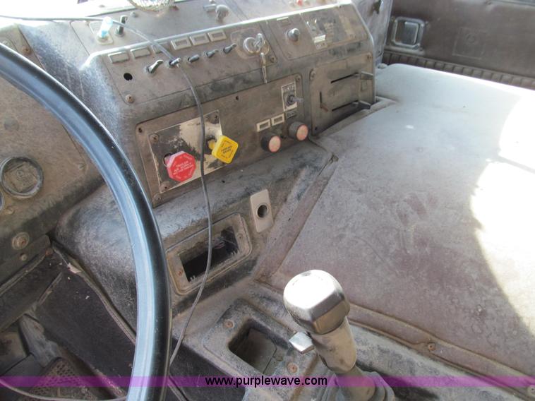 image for item E3583 1987 Kenworth semi truck