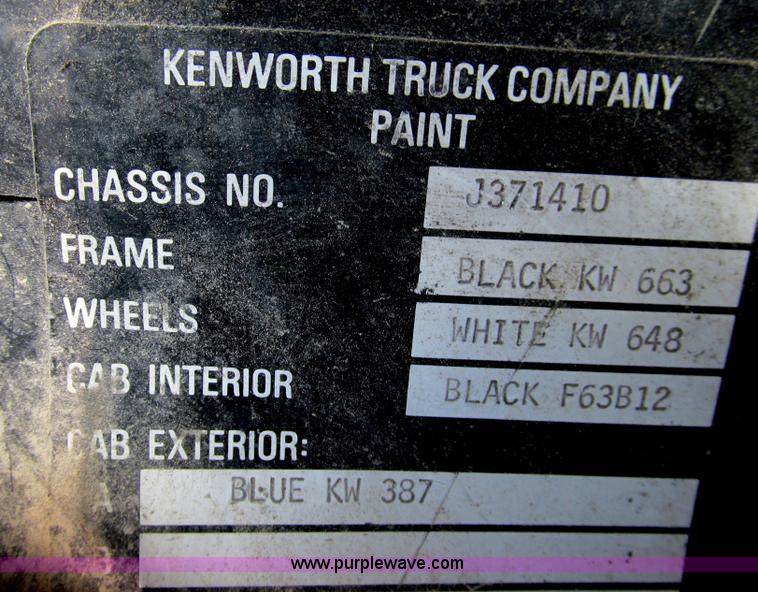 image for item E3583 1987 Kenworth semi truck