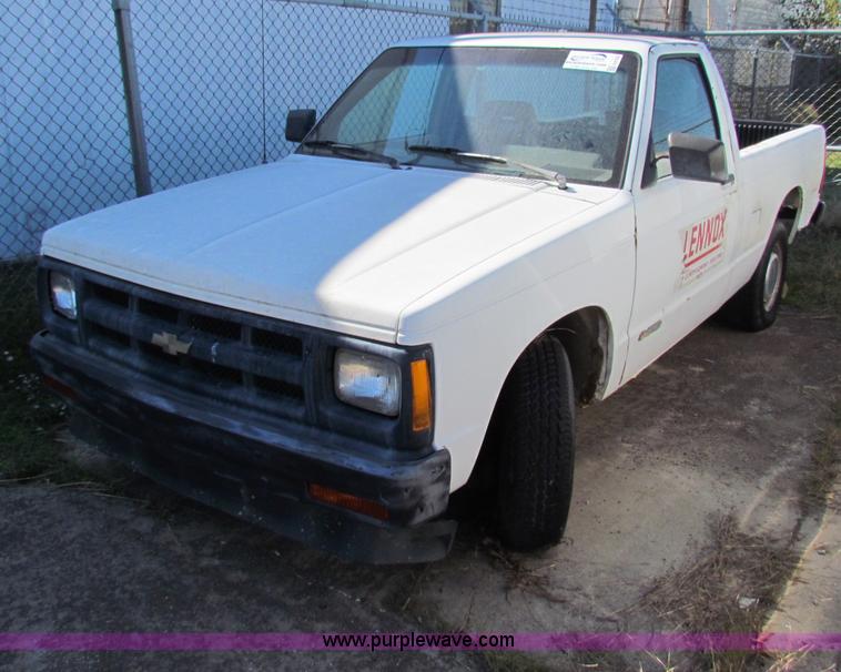 image for item E8102 1993 Chevrolet S10 pickup truck