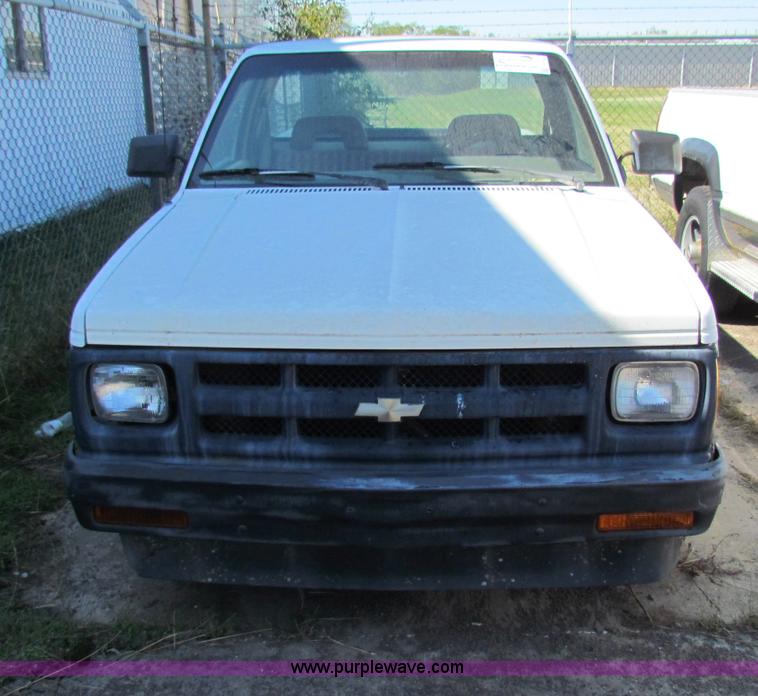 image for item E8102 1993 Chevrolet S10 pickup truck