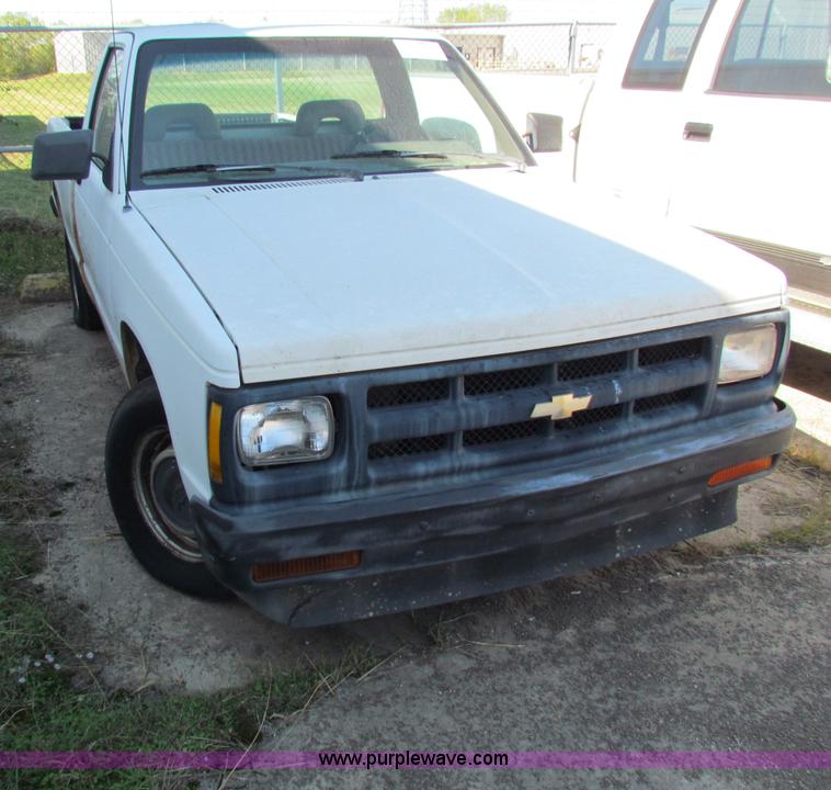 image for item E8102 1993 Chevrolet S10 pickup truck