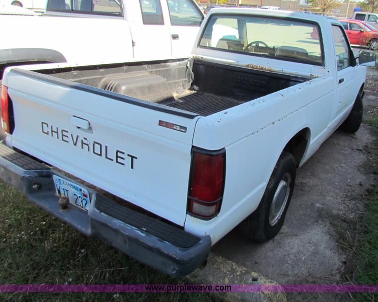 image for item E8102 1993 Chevrolet S10 pickup truck
