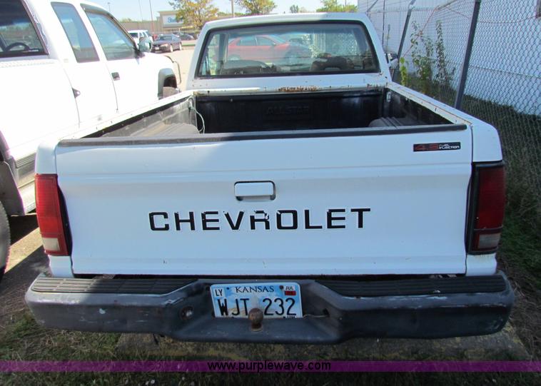 image for item E8102 1993 Chevrolet S10 pickup truck